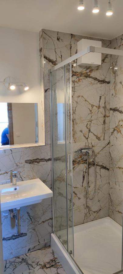 Apartment City Center Penthouse: Modern One-bedroom With Free Parking *
